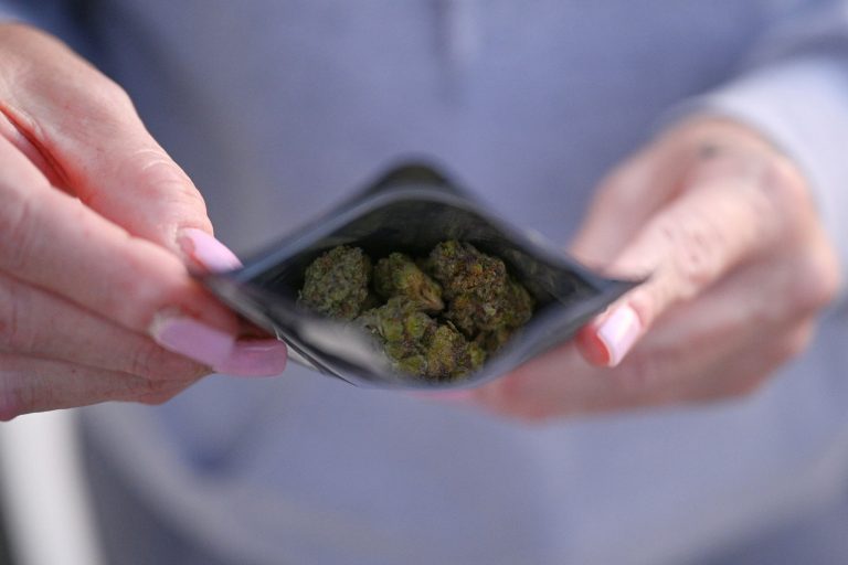 25cannabis-superJumbo